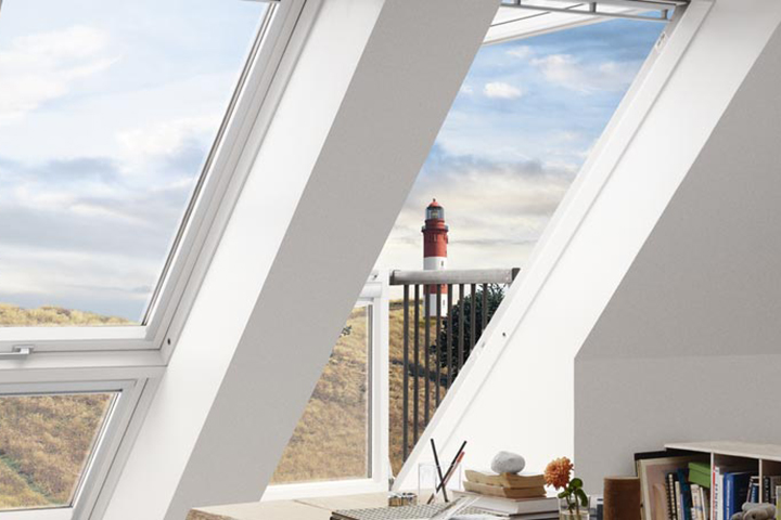 Mit dem innovativen VELUX CABRIO™ entsteht im Handumdrehen ein balkonähnlicher Dachaustritt. Dieser bringt Licht und Luft in Räume unter Schrägen und sorgt für fantastische Aussicht.