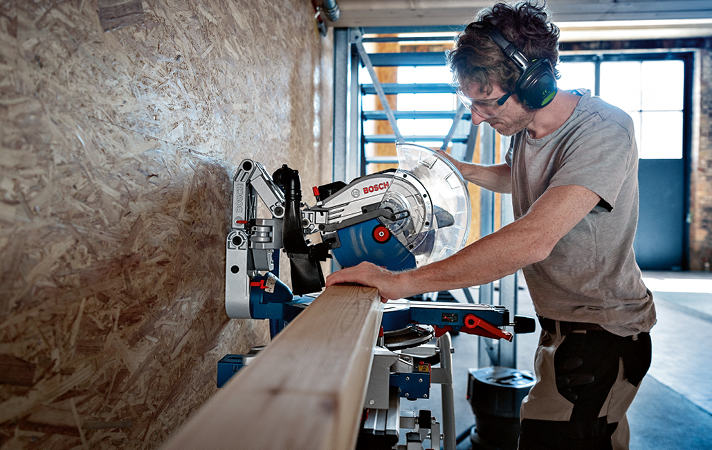 Eine neue Leistungsdimension für die Holzbearbeitung: Bosch Biturbo Kapp- und Gehrungssäge GCM 18V-305 GDC Professional